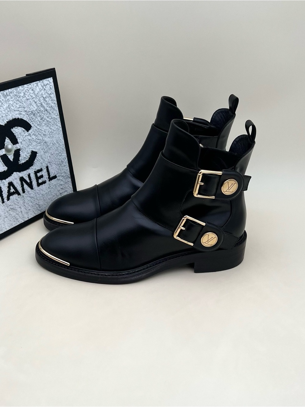 🚩steal Louis Vuitton Black Leather Ankle Boots with Gold Buckle Details